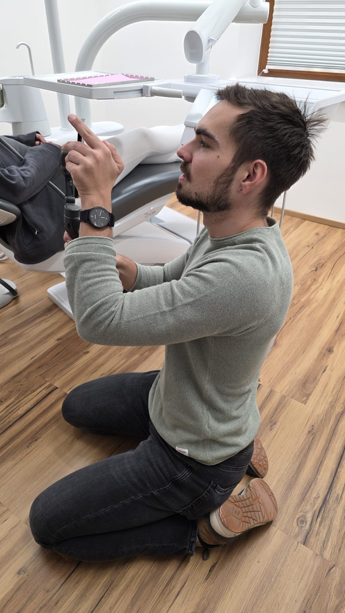 Behind the Scenes bei der Arbeit – Arbeitsplatz mit Mikrofon